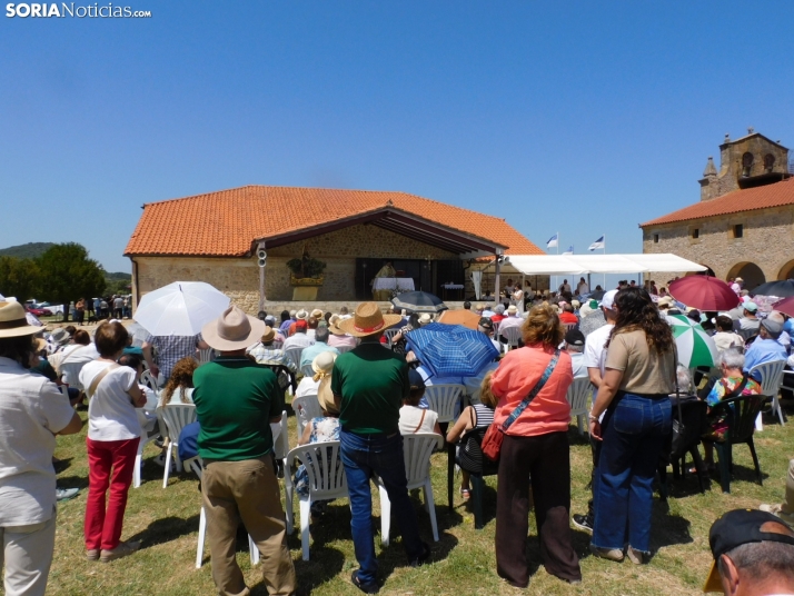 Fotos: Cientos de fieles acuden a la Romer&iacute;a de la Virgen de Inodejo