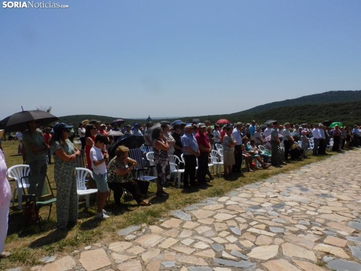 Fotos: Cientos de fieles acuden a la Romer&iacute;a de la Virgen de Inodejo