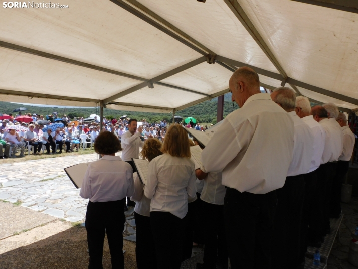 Fotos: Cientos de fieles acuden a la Romer&iacute;a de la Virgen de Inodejo