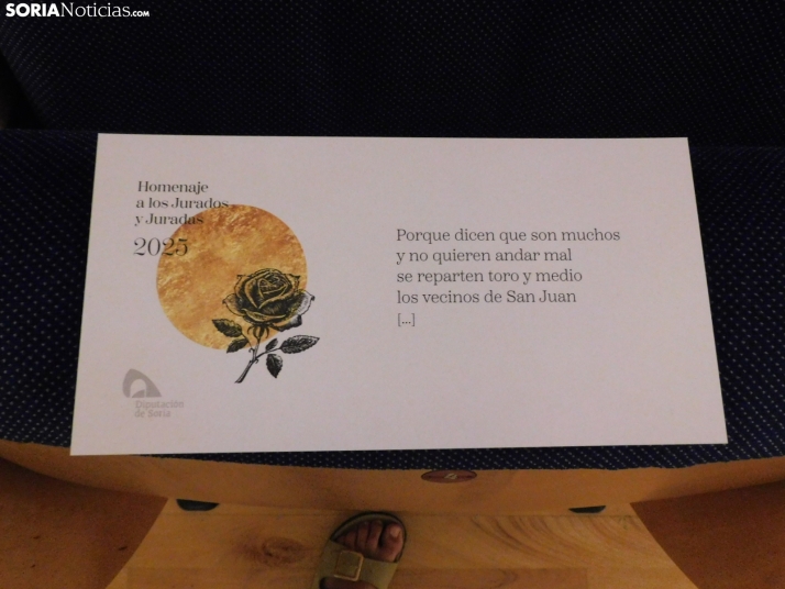 Galer&iacute;a | Los jurados y juradas reciben un sentido homenaje antes del comienzo de las fiestas de San Ju