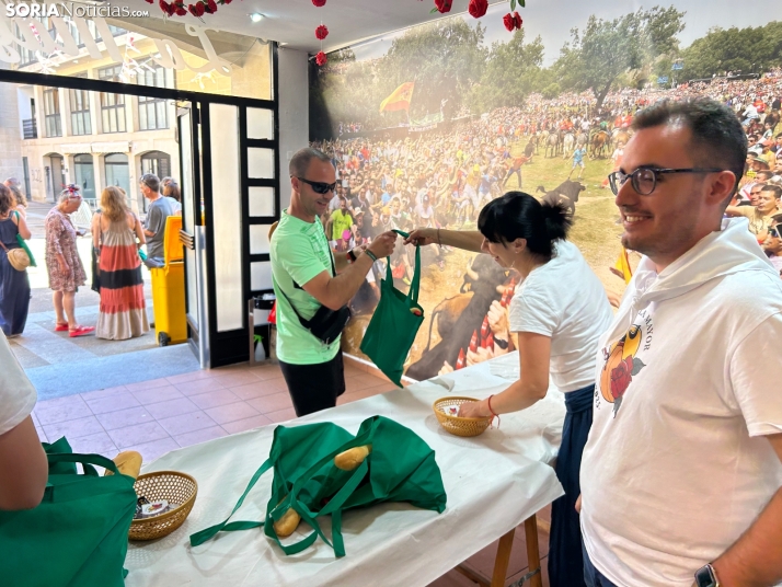 Fotos: Los sorianos acuden en masa a las cuadrillas para recoger sus tajadas del Domingo de Calderas