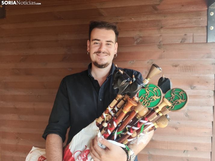 Fernando Escolar con los bastones de las peñas. 