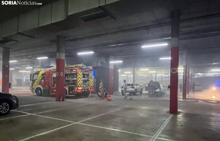 Intervención de Bomberos en el parking del Centro Comercial Camaretas
