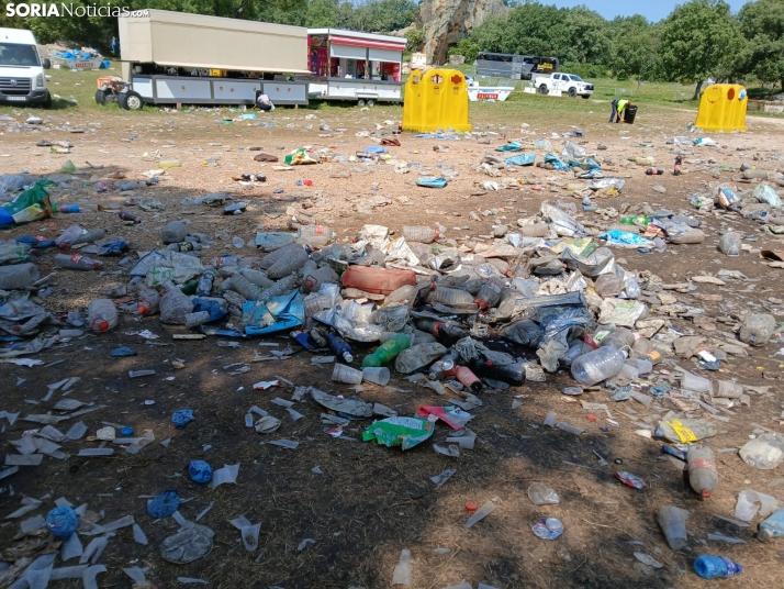 FOTOS| El botell&oacute;n llena de basura Valonsadero