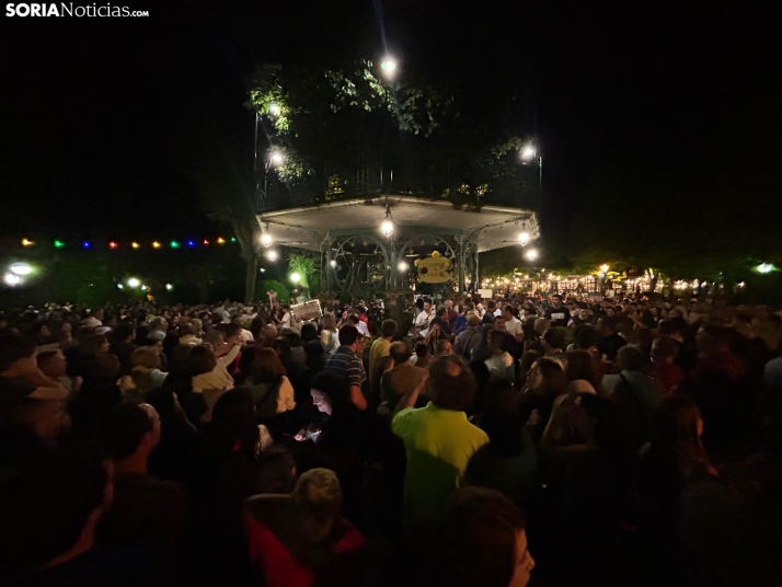 Las cuadrillas se reúnen en el Árbol de la Música en una noche mágica