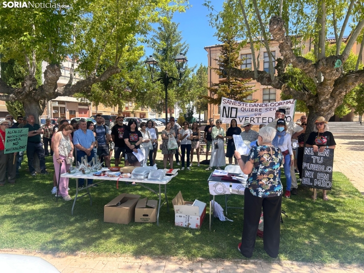 Decenas de vecinos se concentran en San Esteban contra la planta de biometano