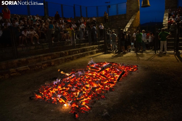 Fuego, tradición y devoción en la noche más mágica de San Pedro Manrique