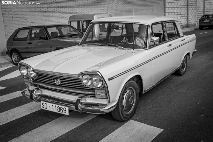 Coches clásicos en San Esteban 2025./ Viksar Fotografía