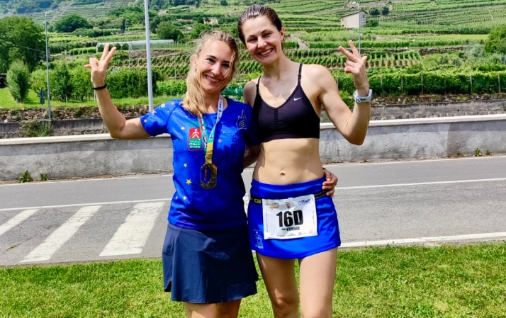 Yolanda Martín (izquierda) medalla de bronce en el Campeonato Europeo de Marcha Nórdica