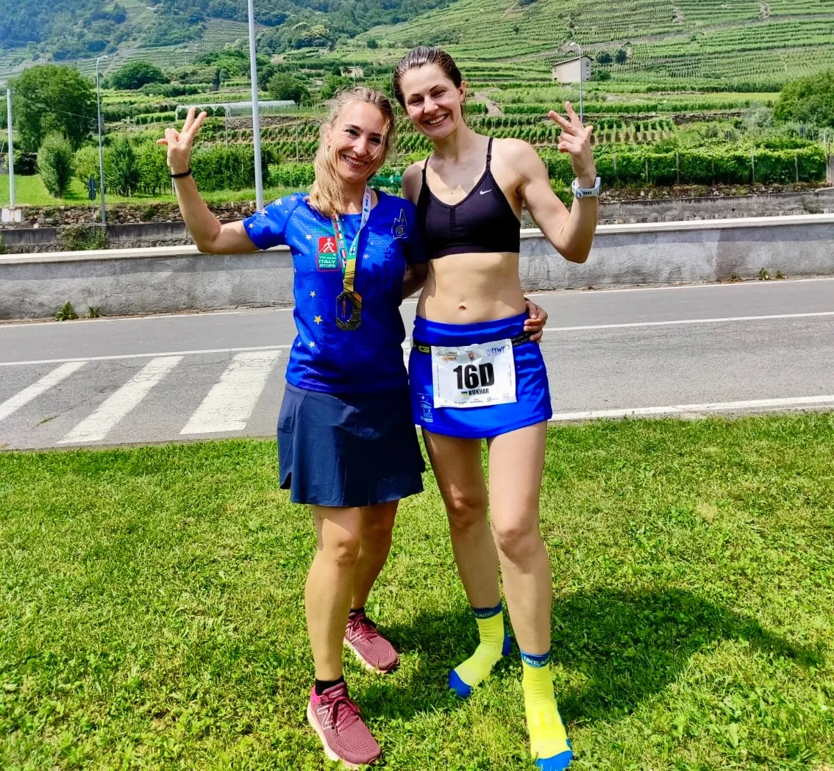 Yolanda Martín (izquierda) medalla de bornce en el Campeonato Europeo de Marcha Nórdica