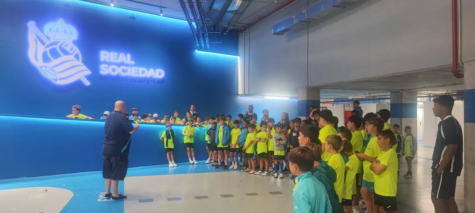 Foto 2 - El Calasanz celebra un campus de Primera: Entreno en Zubieta y visita al estadio de la Real Sociedad