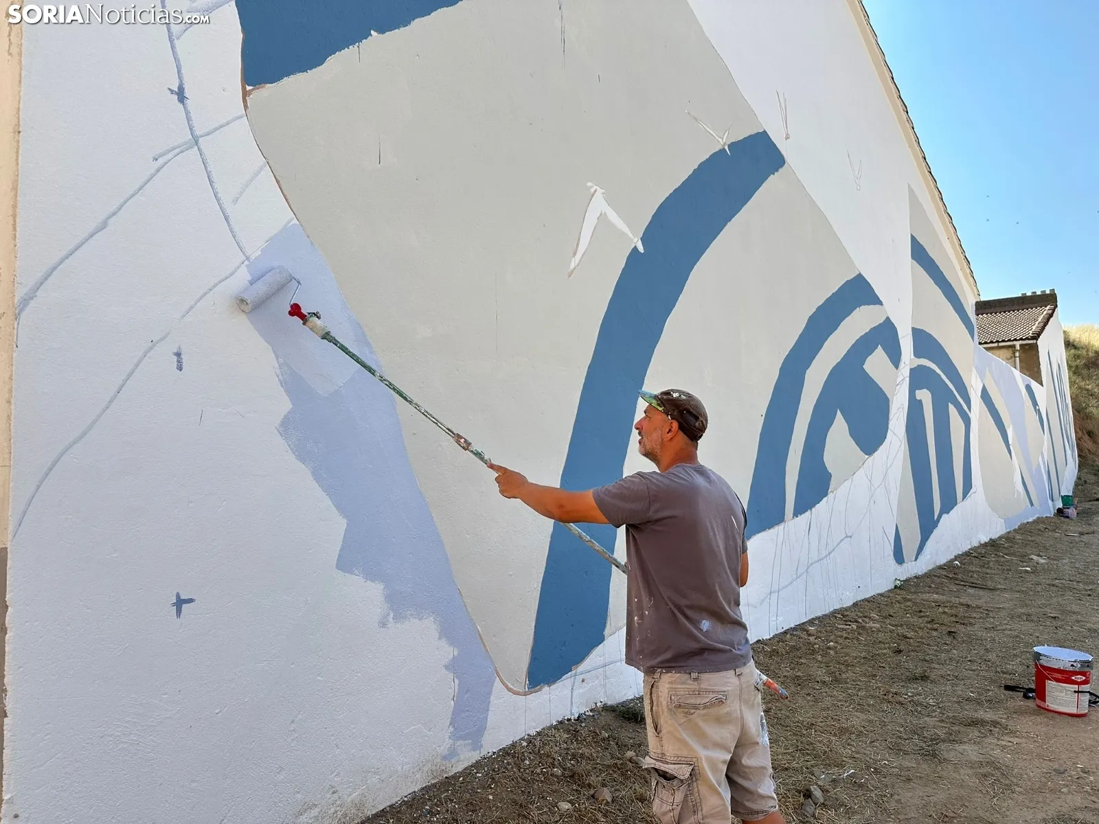 David de la Mano utilizando su rodillo ante la gran pared que se convertirá en su homenaje a la cerámica adnamantina.