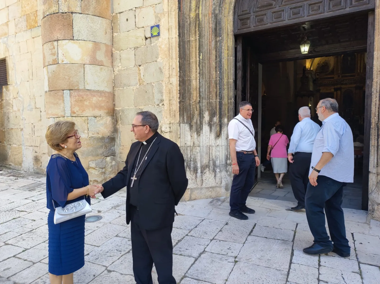Una imagen hoy del templo durante las fiestas de la localidad pinariega. /DOS