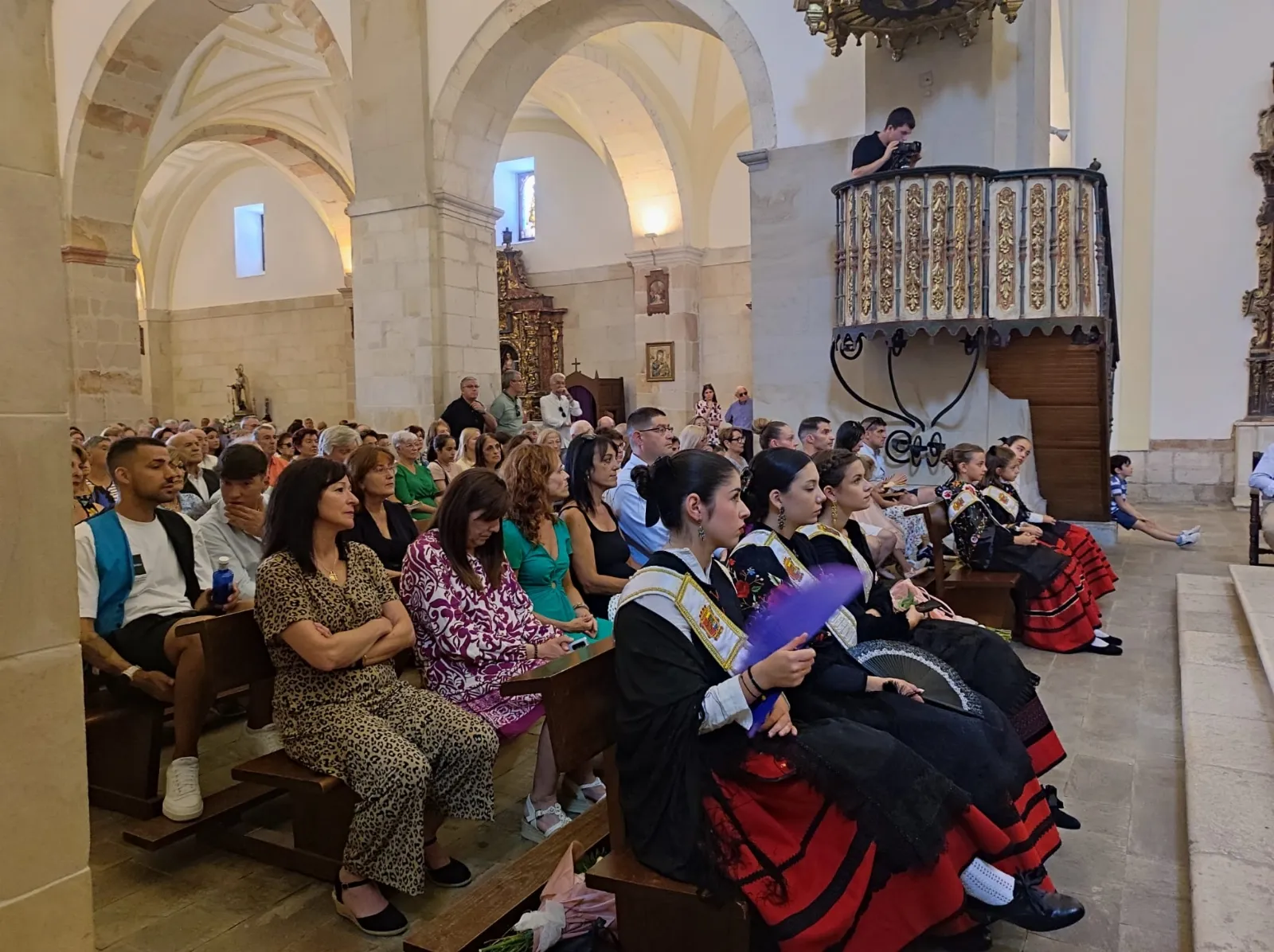 Una imagen hoy del templo durante las fiestas de la localidad pinariega. /DOS