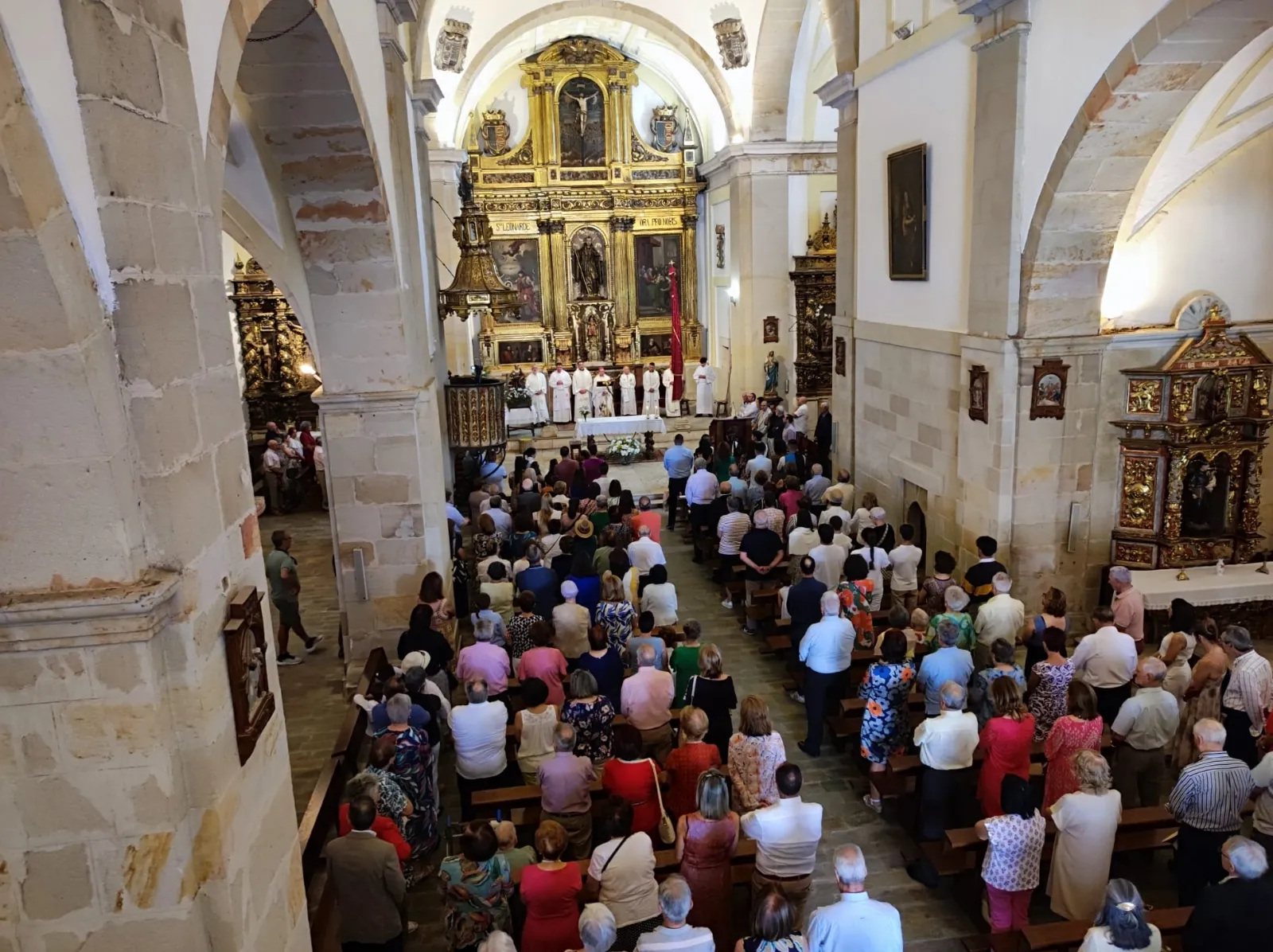 Una imagen hoy del templo durante las fiestas de la localidad pinariega. /DOS