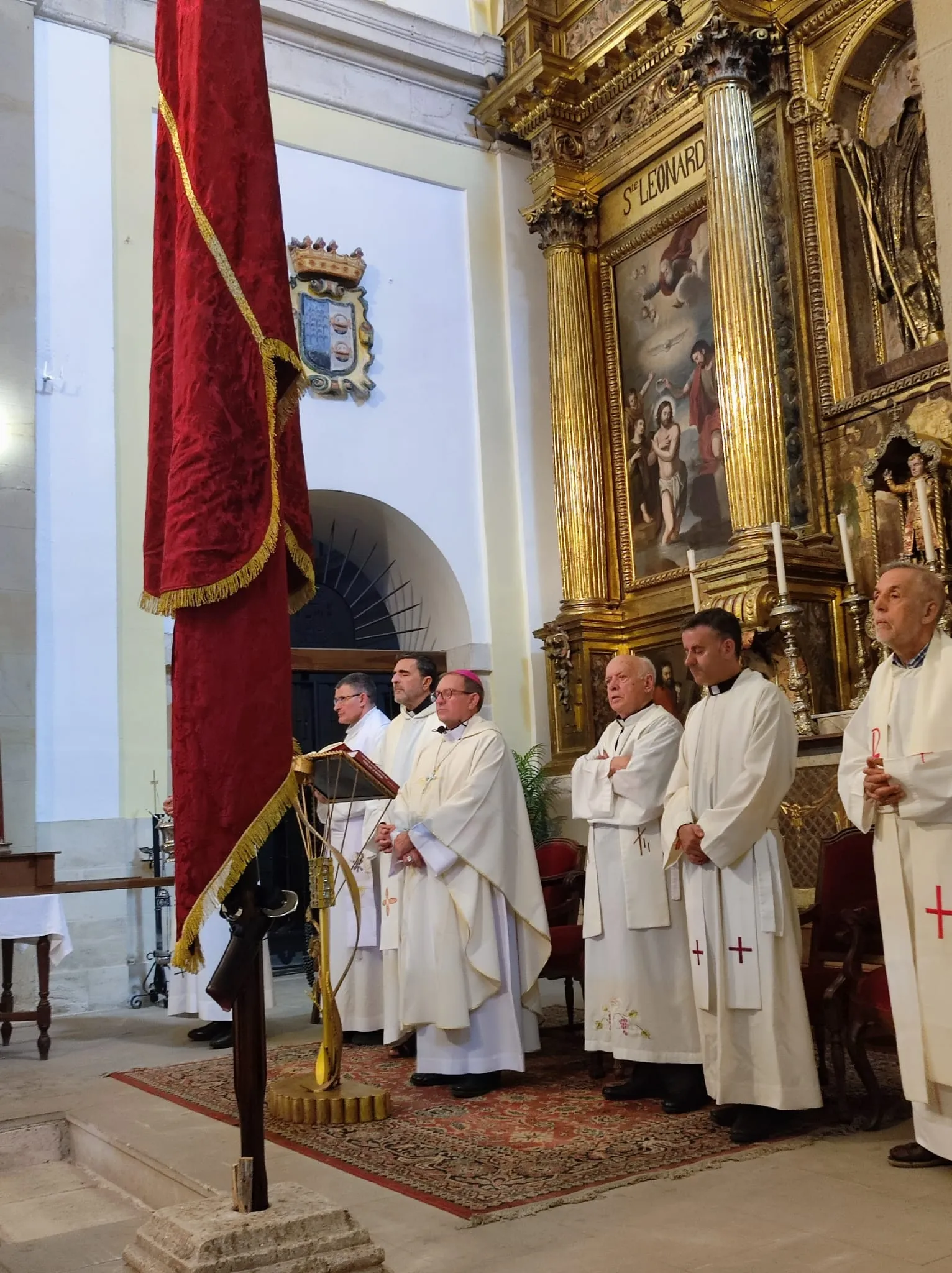 Una imagen hoy del templo durante las fiestas de la localidad pinariega. /DOS