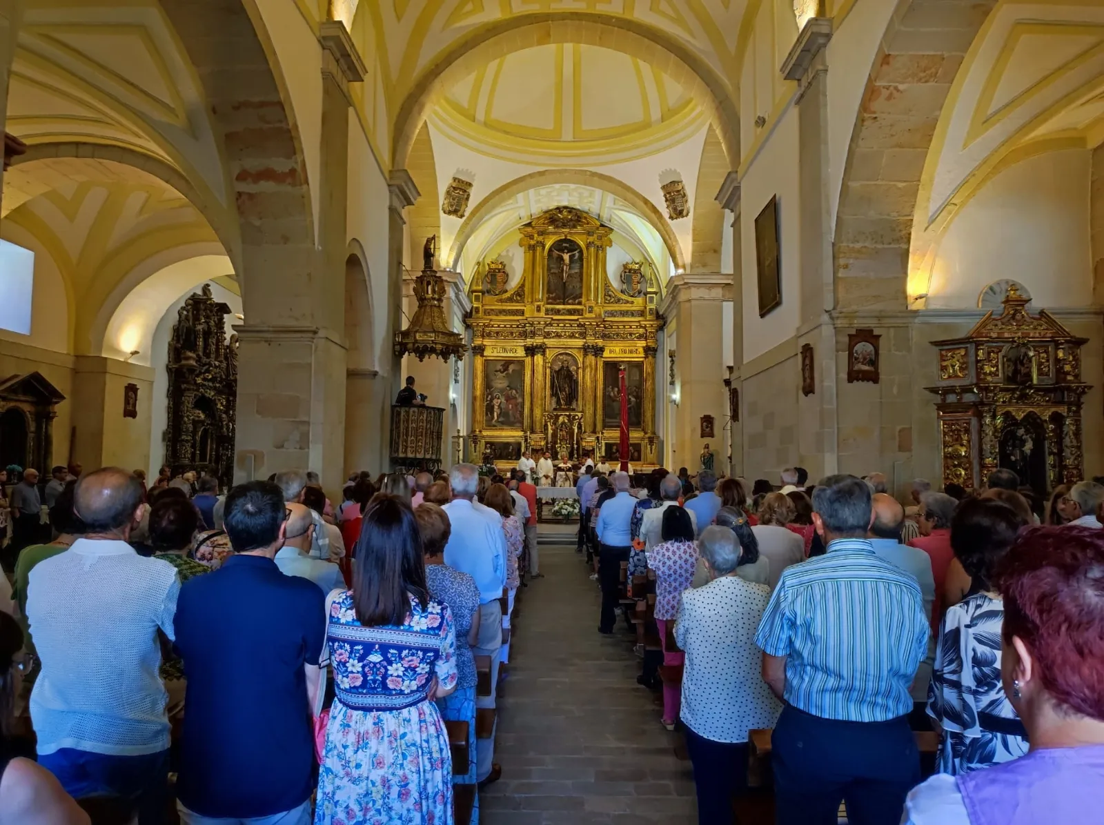 Una imagen hoy del templo durante las fiestas de la localidad pinariega. /DOS