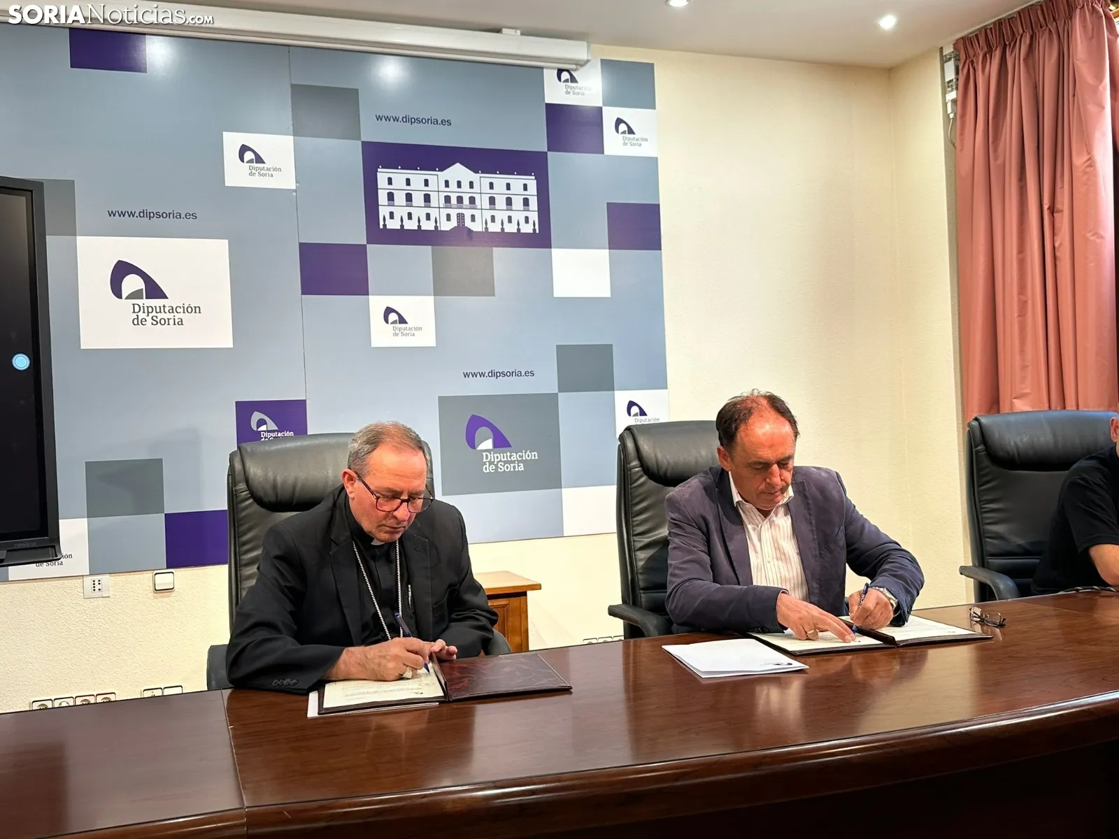 Foto 2 - La Diputaci&oacute;n renueva su convenio con el Obispado: 150.000&euro; provinciales para rehabilitar 5 iglesias
