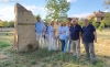 Los asistentes al acto junto al monolito. /SN