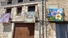 Una imagen de los balcones que lucen coloridos en Castillejo. /SN