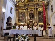 Una imagen hoy del templo durante las fiestas de la localidad pinariega. /DOS