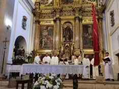 Una imagen hoy del templo durante las fiestas de la localidad pinariega. /DOS