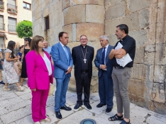 Una imagen hoy del templo durante las fiestas de la localidad pinariega. /DOS