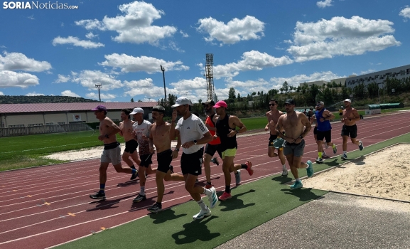 Pitufollow completa en Soria su carrera solidaria a pesar de una lesión: La gente de aquí es maravillosa