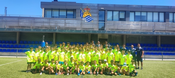 El Calasanz celebra un campus de Primera: Entreno en Zubieta y visita al estadio de la Real Sociedad