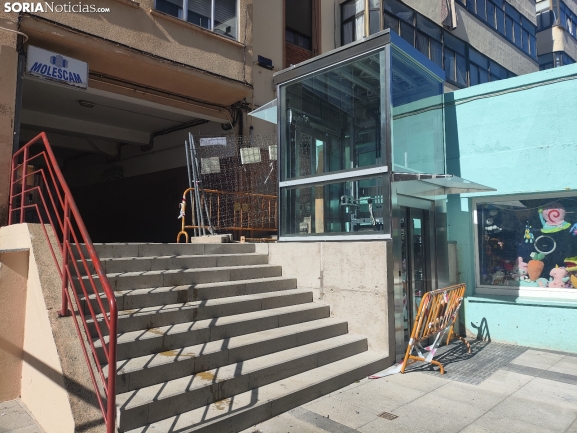 Apenas 2 metros y 9 escalones: así es el primer ascensor en la calle de Soria