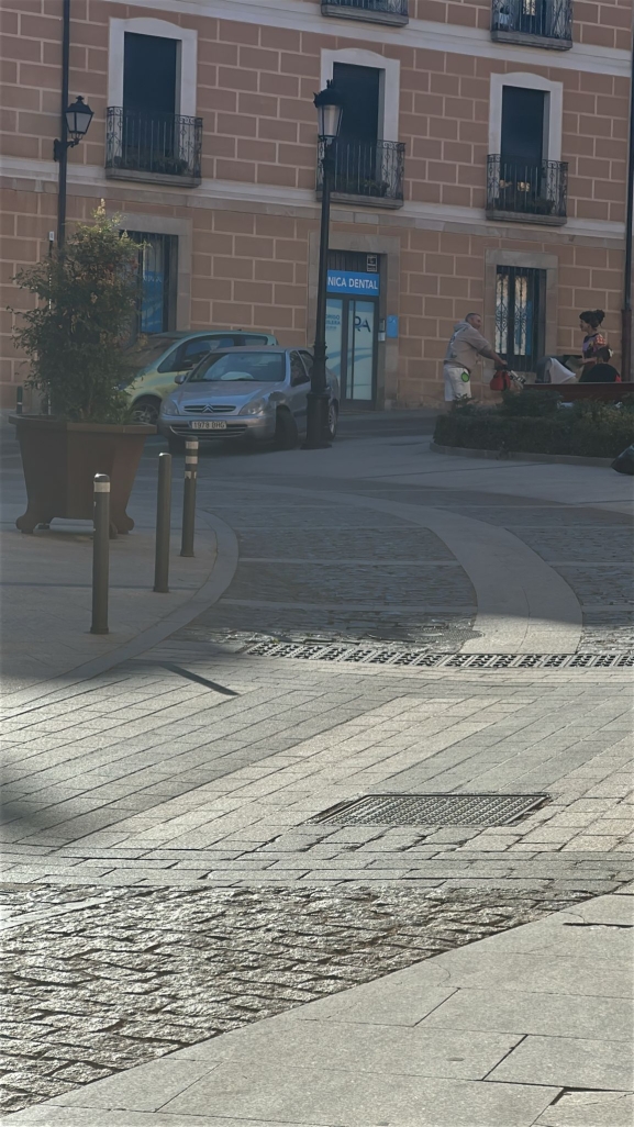 Un coche impacta contra una farola en el centro de Soria