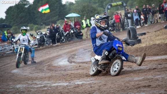 Fotos: Más de 5.000 motoristas desafían a la lluvia para jugar a fútbol sobre dos ruedas y realizar exhibiciones 