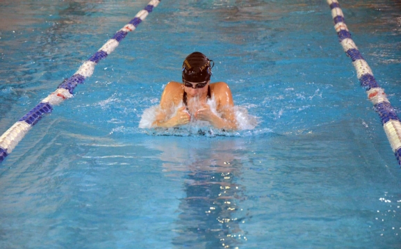 Los nadadores Raúl Perales y Clara Carazo brillan en el Regional infantil
