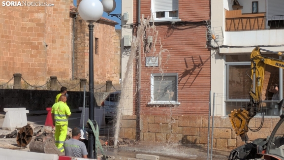 Obras junto a la concatedral de Soria provocan un aparatoso reventón en una boca de riego