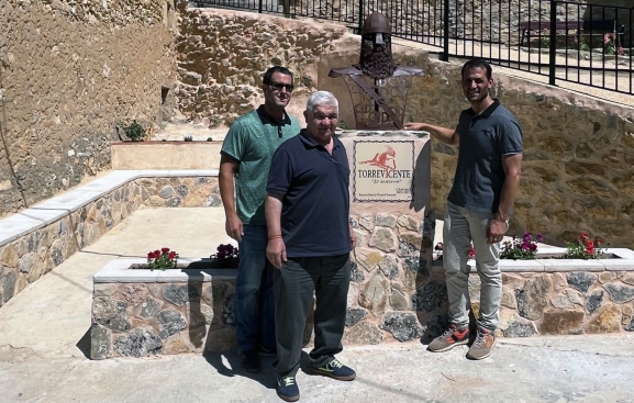 Torrevicente inaugura una escultura del Cid en el Camino