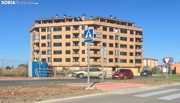 Estrepitoso accidente de coche en Soria: Salida de la vía y choque con una valla