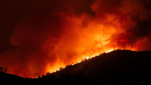 Declarado un incendio de Nivel 2 en Ávila que obliga a confinar parcialmente Mombeltrán