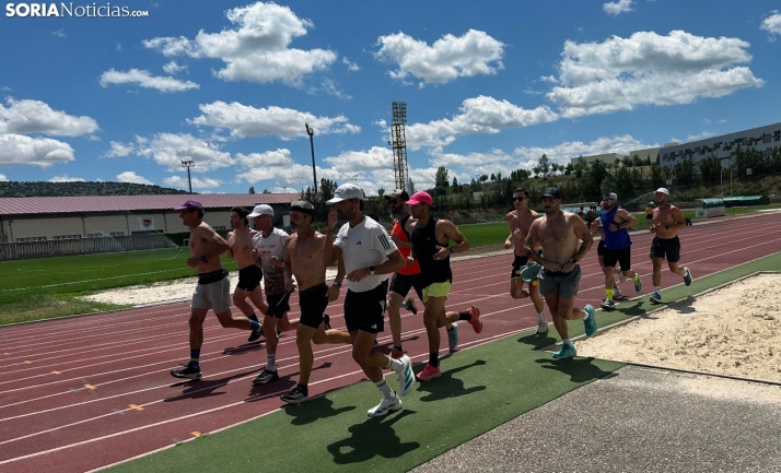 Pitufollow completa en Soria su carrera solidaria a pesar de una lesión: La gente de aquí es maravillosa