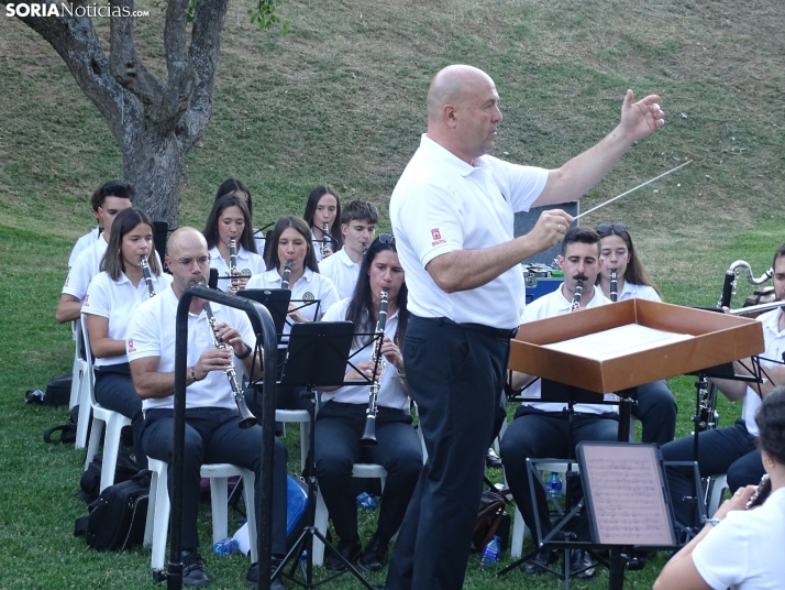 Una imagen del estreno veraniego de la Banda municipal de Música. /PC