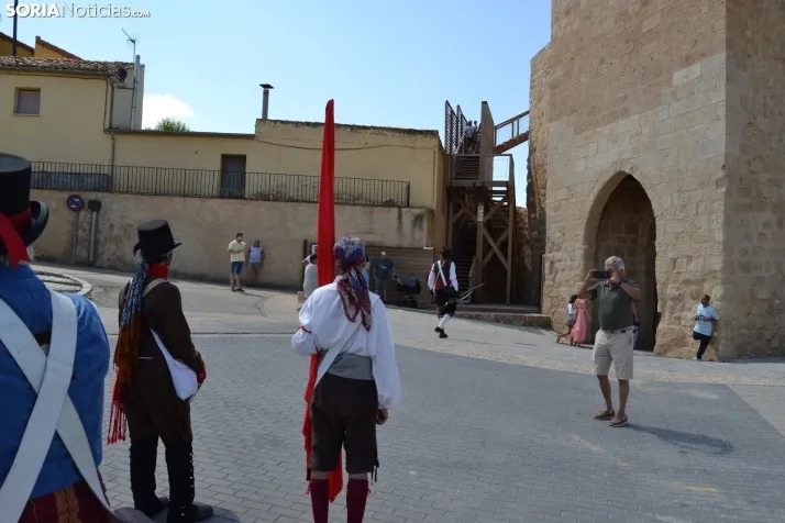 En im&aacute;genes: Almaz&aacute;n regresa a 1810 con la representaci&oacute;n de la batalla contra el ej&eacu