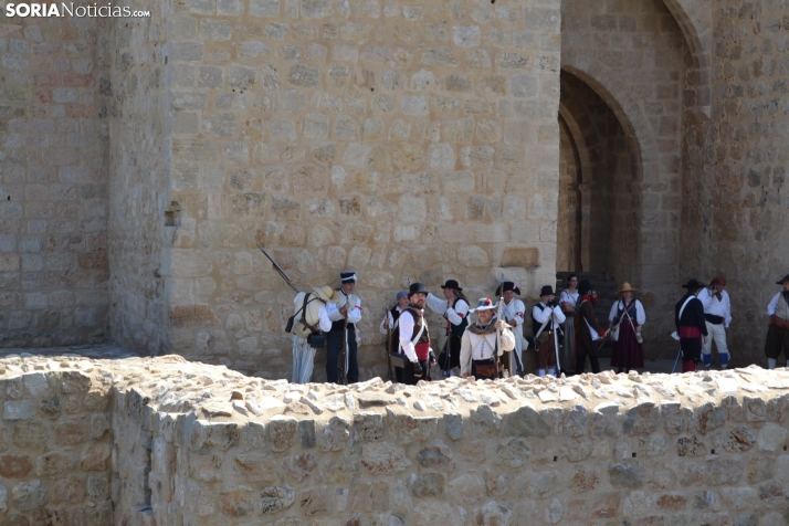 En im&aacute;genes: Almaz&aacute;n regresa a 1810 con la representaci&oacute;n de la batalla contra el ej&eacu