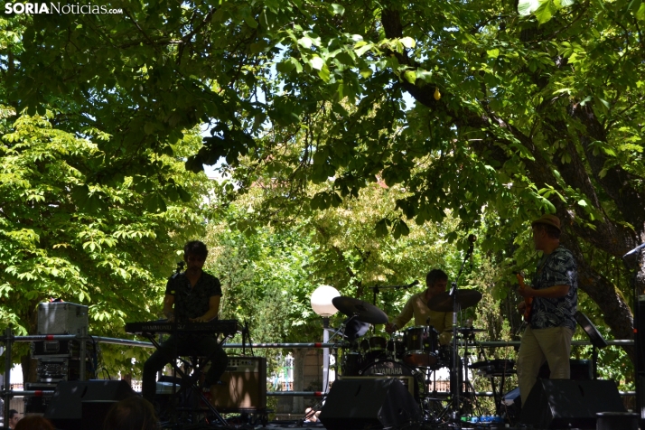 Fotos: El verm&uacute; del Enclave del Agua pone patas arriba La Dehesa