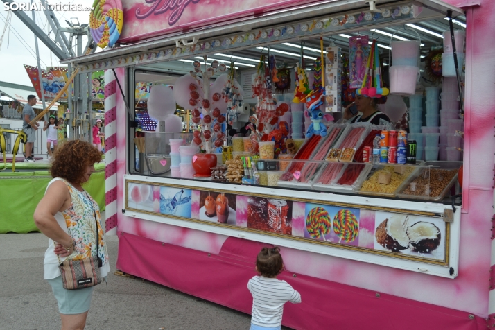 Fotos: Los ni&ntilde;os mantienen el esp&iacute;ritu sanjuanero en las ferias durante su D&iacute;a