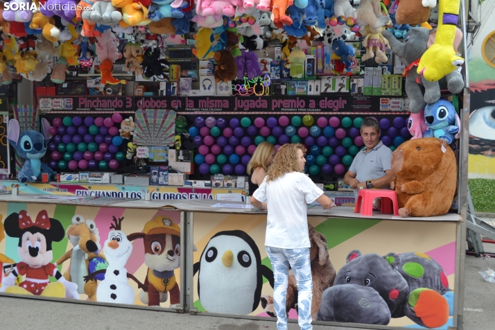 Fotos: Los ni&ntilde;os mantienen el esp&iacute;ritu sanjuanero en las ferias durante su D&iacute;a
