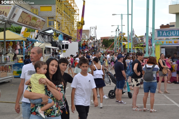 Fotos: Los ni&ntilde;os mantienen el esp&iacute;ritu sanjuanero en las ferias durante su D&iacute;a
