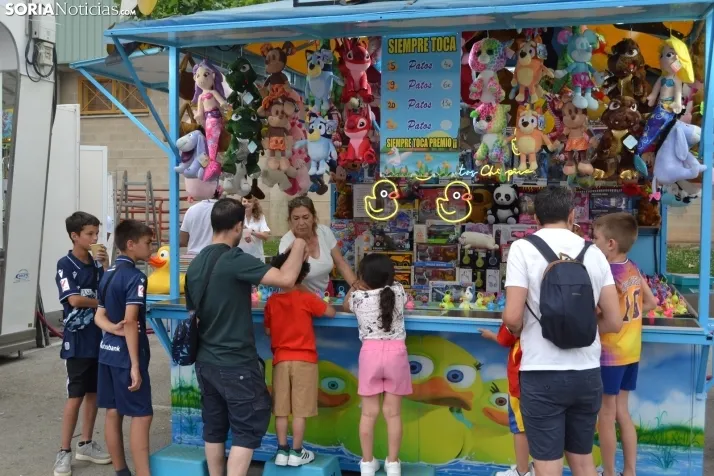 Fotos: Los ni&ntilde;os mantienen el esp&iacute;ritu sanjuanero en las ferias durante su D&iacute;a