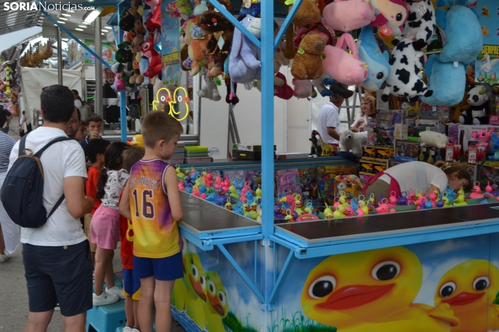 Fotos: Los ni&ntilde;os mantienen el esp&iacute;ritu sanjuanero en las ferias durante su D&iacute;a