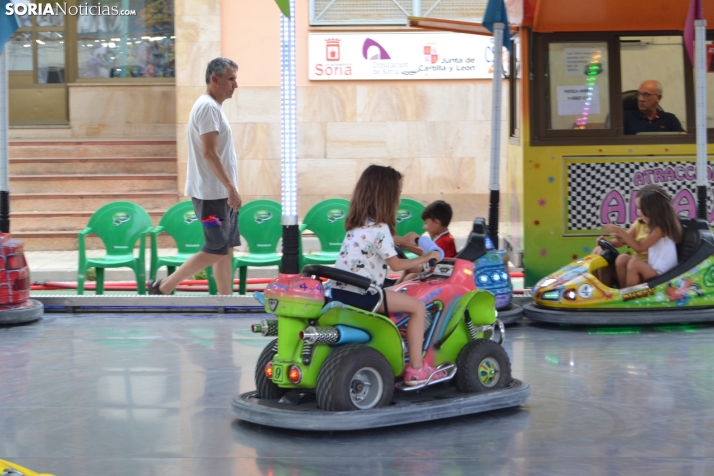 Fotos: Los ni&ntilde;os mantienen el esp&iacute;ritu sanjuanero en las ferias durante su D&iacute;a