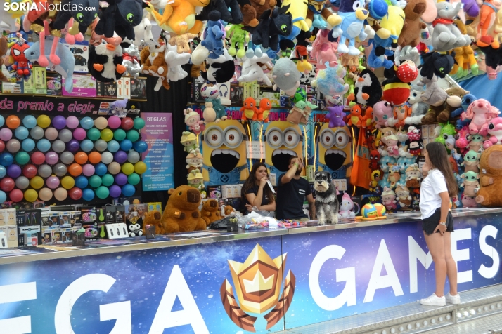 Fotos: Los ni&ntilde;os mantienen el esp&iacute;ritu sanjuanero en las ferias durante su D&iacute;a