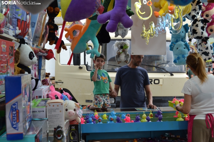 Fotos: Los ni&ntilde;os mantienen el esp&iacute;ritu sanjuanero en las ferias durante su D&iacute;a